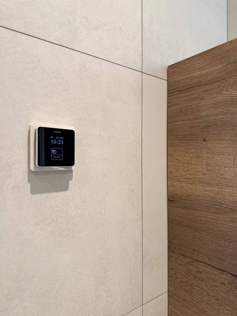 Rookglas, rvs-paal tot plafond en grote tegels: badkamer in Rhenen – modern stijl – Rhenen (foto 6)