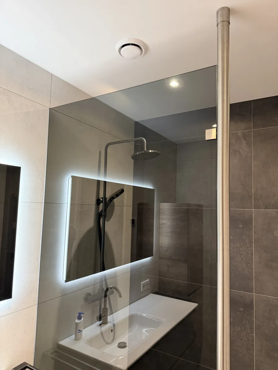 Rookglas, rvs-paal tot plafond en grote tegels: badkamer in Rhenen – modern stijl – Rhenen (foto 5)