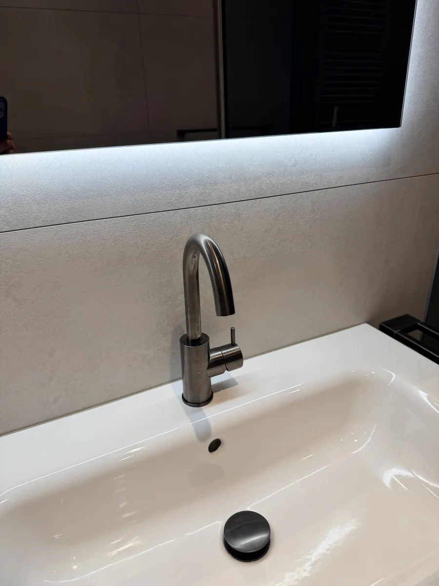 Rookglas, rvs-paal tot plafond en grote tegels: badkamer in Rhenen – modern stijl – Rhenen (foto 4)