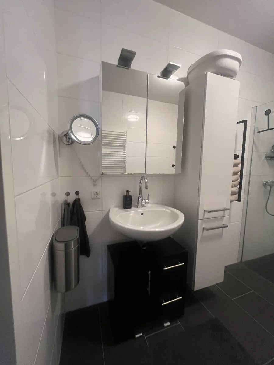 Rookglas, rvs-paal tot plafond en grote tegels: badkamer in Rhenen – modern stijl – Rhenen (foto 16)