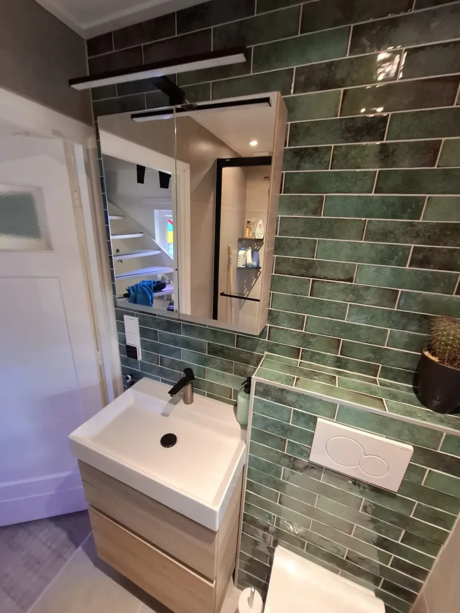 Badkamer met schuif-nisdeur met handdoekhouder – mozaïek – visgraat stijl – Veenendaal (foto 3)