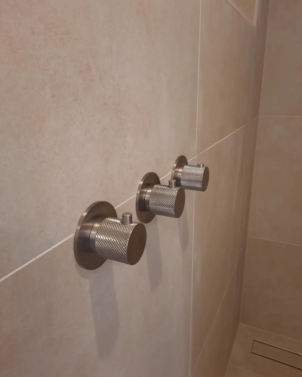 Cobber X kranen badkamer retro wandtegel 5 x 20 cm en stucwerk – mozaïek – visgraat stijl – Ede (foto 5)