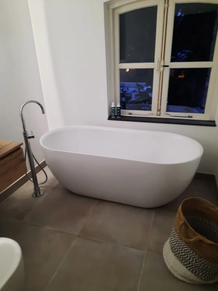 Badkamer vrijstaand bad en opbouwwaskom – modern stijl – Ede (foto 2)