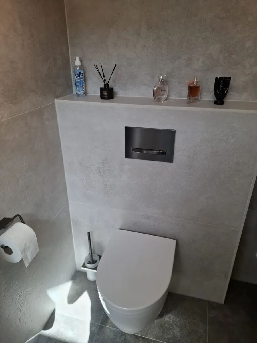 Badkamer met inloopdouche met beweegbaar deel – betonlook stijl – Veenendaal (foto 4)