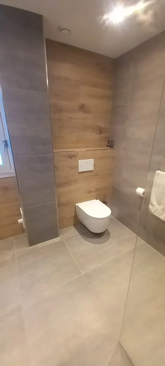Badkamer met inloopdouche (bad vervallen) – badkamers met hout stijl – Ede (foto 2)