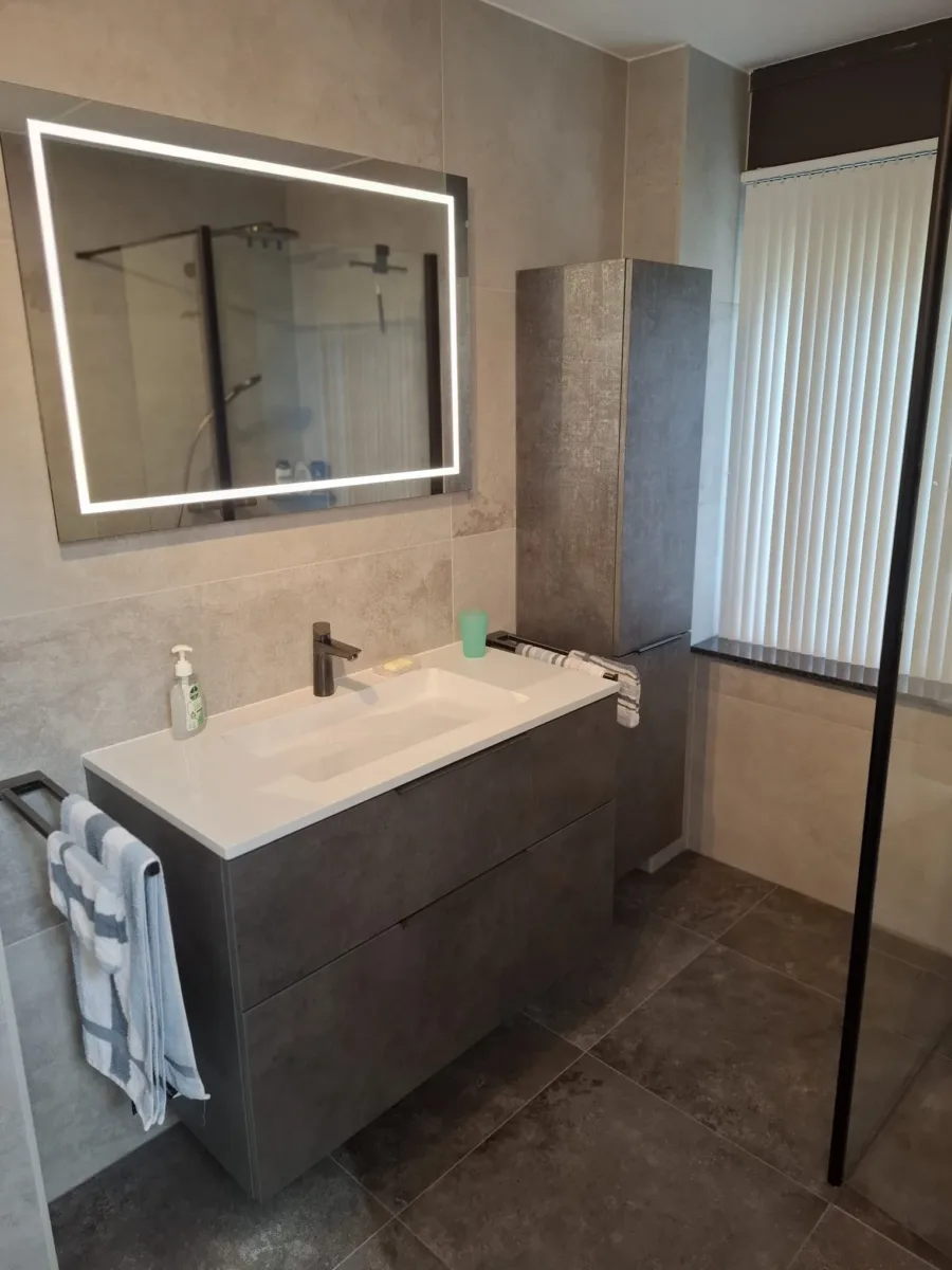 Badkamer met inloopdouche met beweegbaar deel – betonlook stijl – Veenendaal