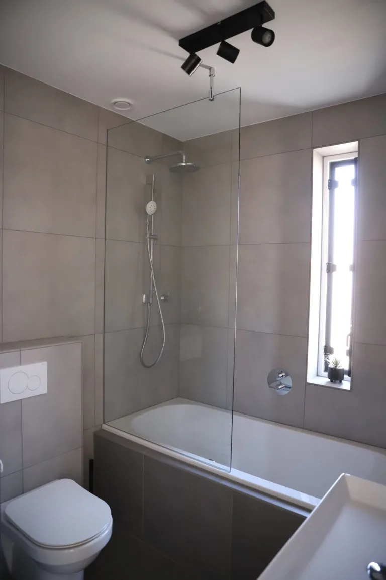 Douchen in bad met inbouwkraan & regendouche – modern stijl – Ede