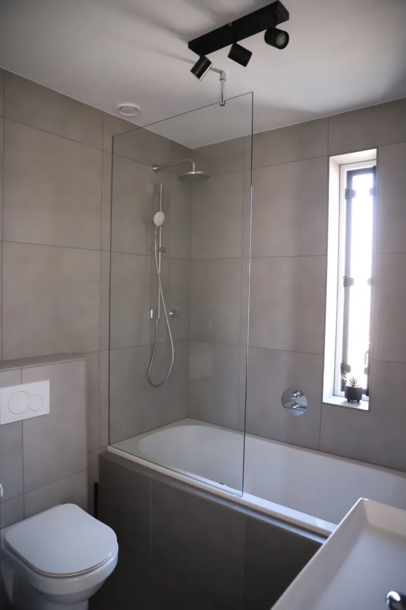 Douchen in bad met inbouwkraan & regendouche