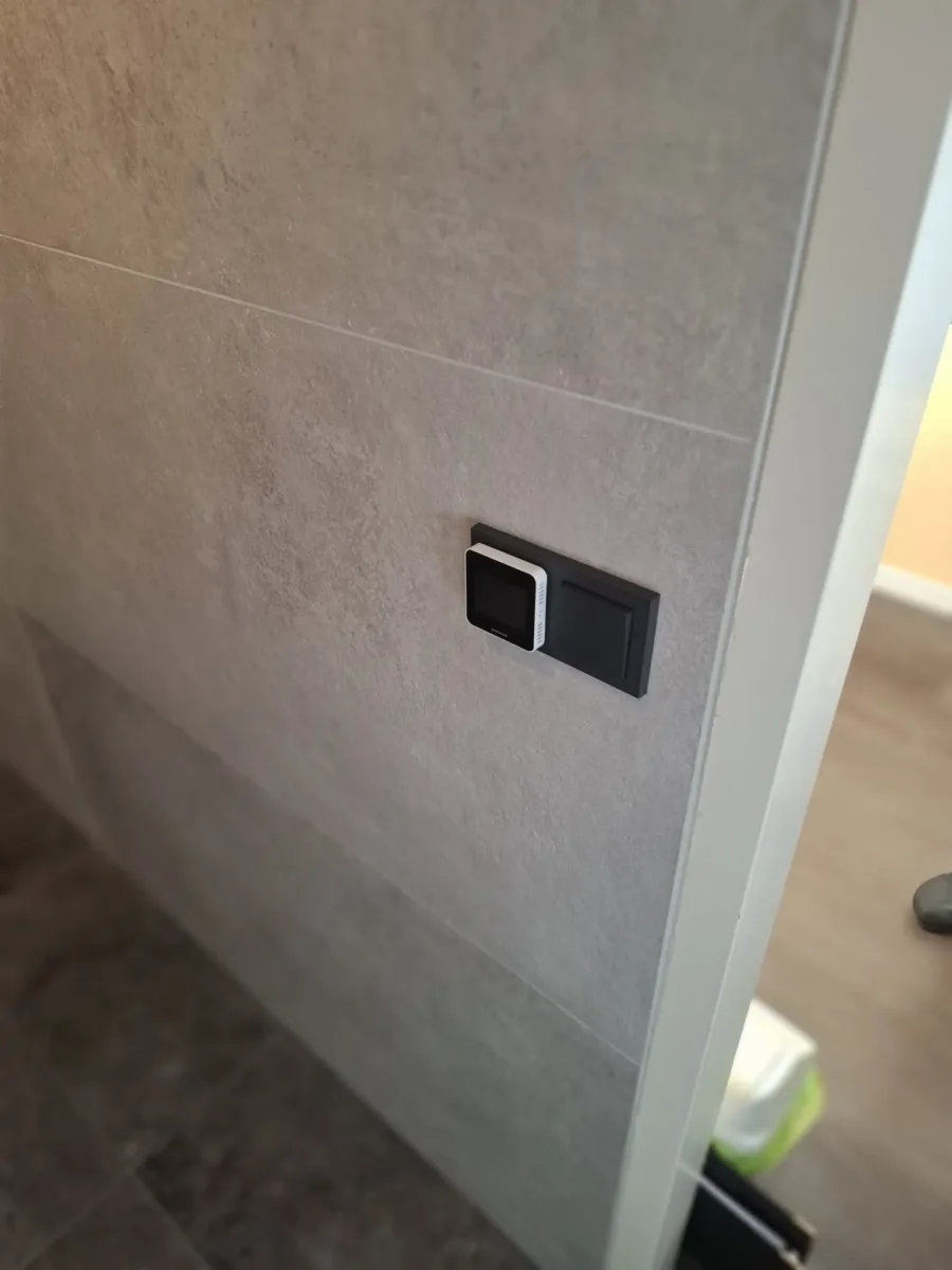 Badkamer met inloopdouche met beweegbaar deel – betonlook stijl – Veenendaal (foto 5)