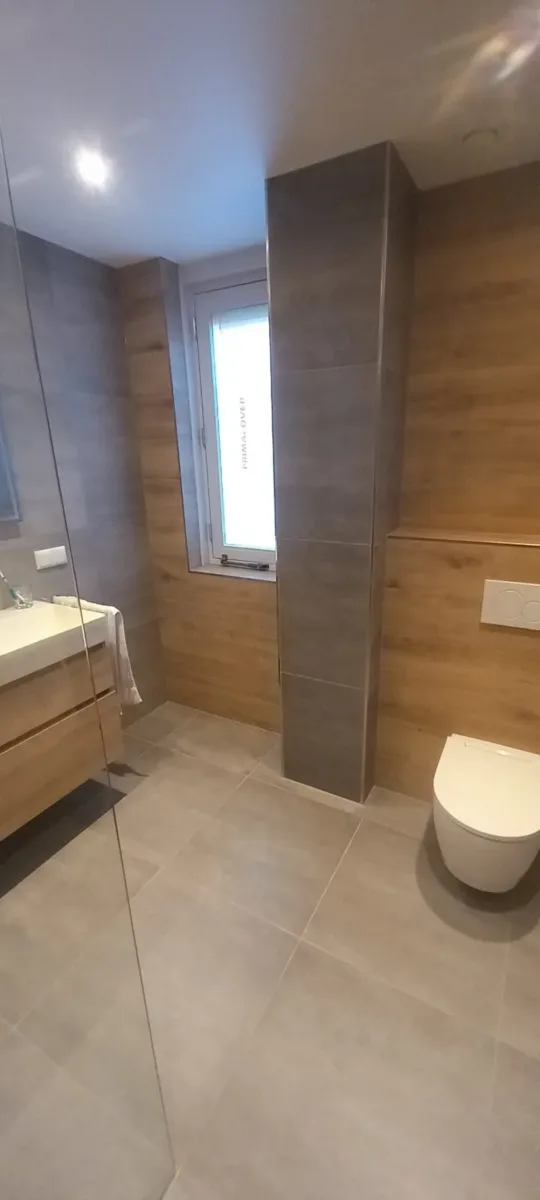 Badkamer met inloopdouche (bad vervallen) – badkamers met hout stijl – Ede (foto 6)