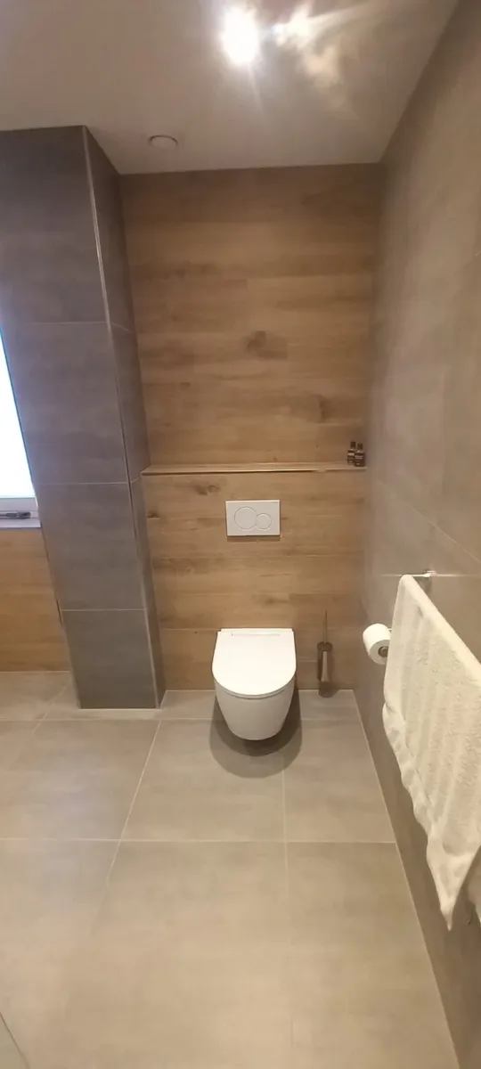 Badkamer met inloopdouche (bad vervallen) – badkamers met hout stijl – Ede (foto 3)