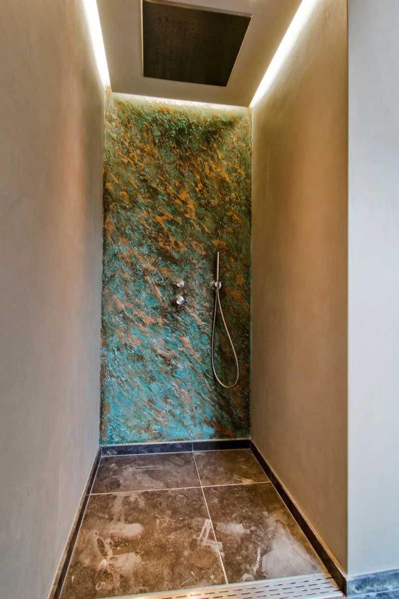 Inloopdouche met decoratief stucwerk, indirecte verlichting en inbouw regendouche