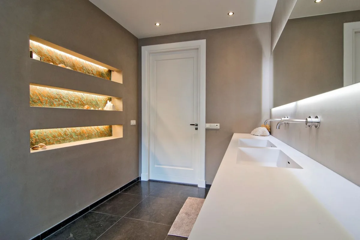 Maatwerk badmeubel 280 cm met Solid Surface blad en verlichte nissen