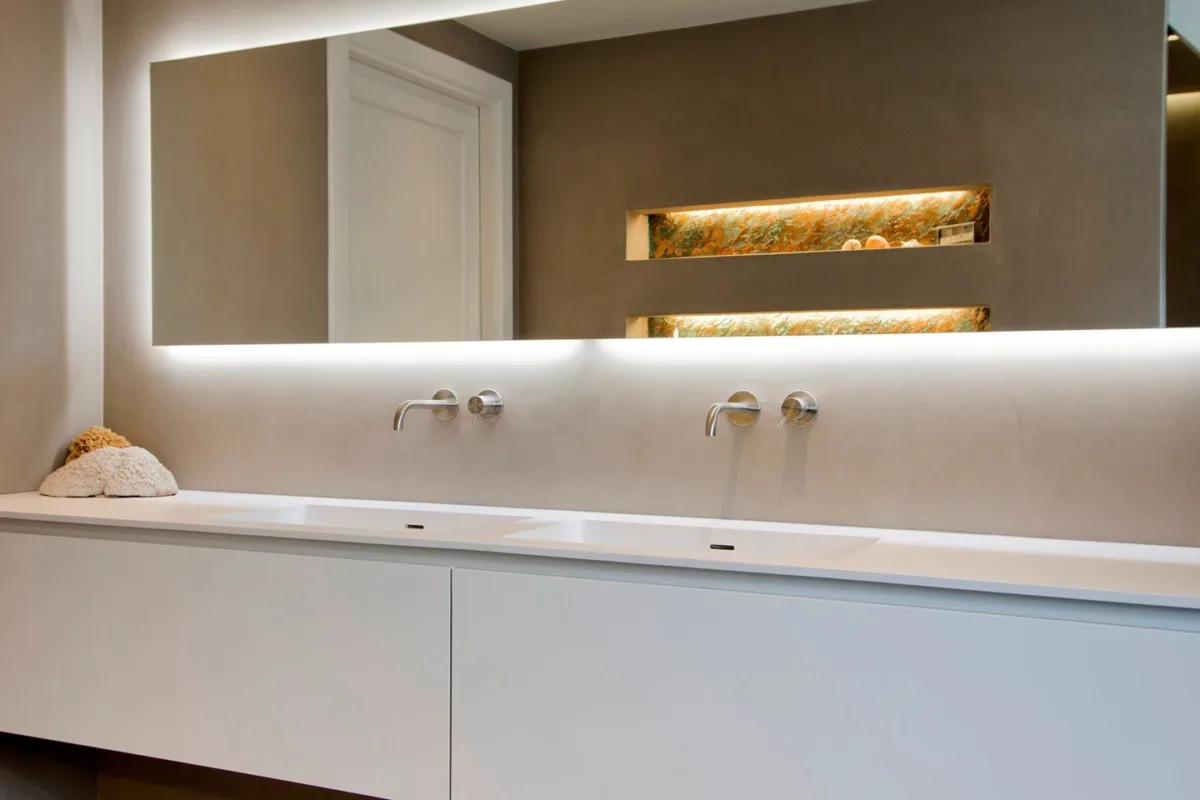 Solid Surface dubbele wastafel met inbouwkranen en verlichte spiegel