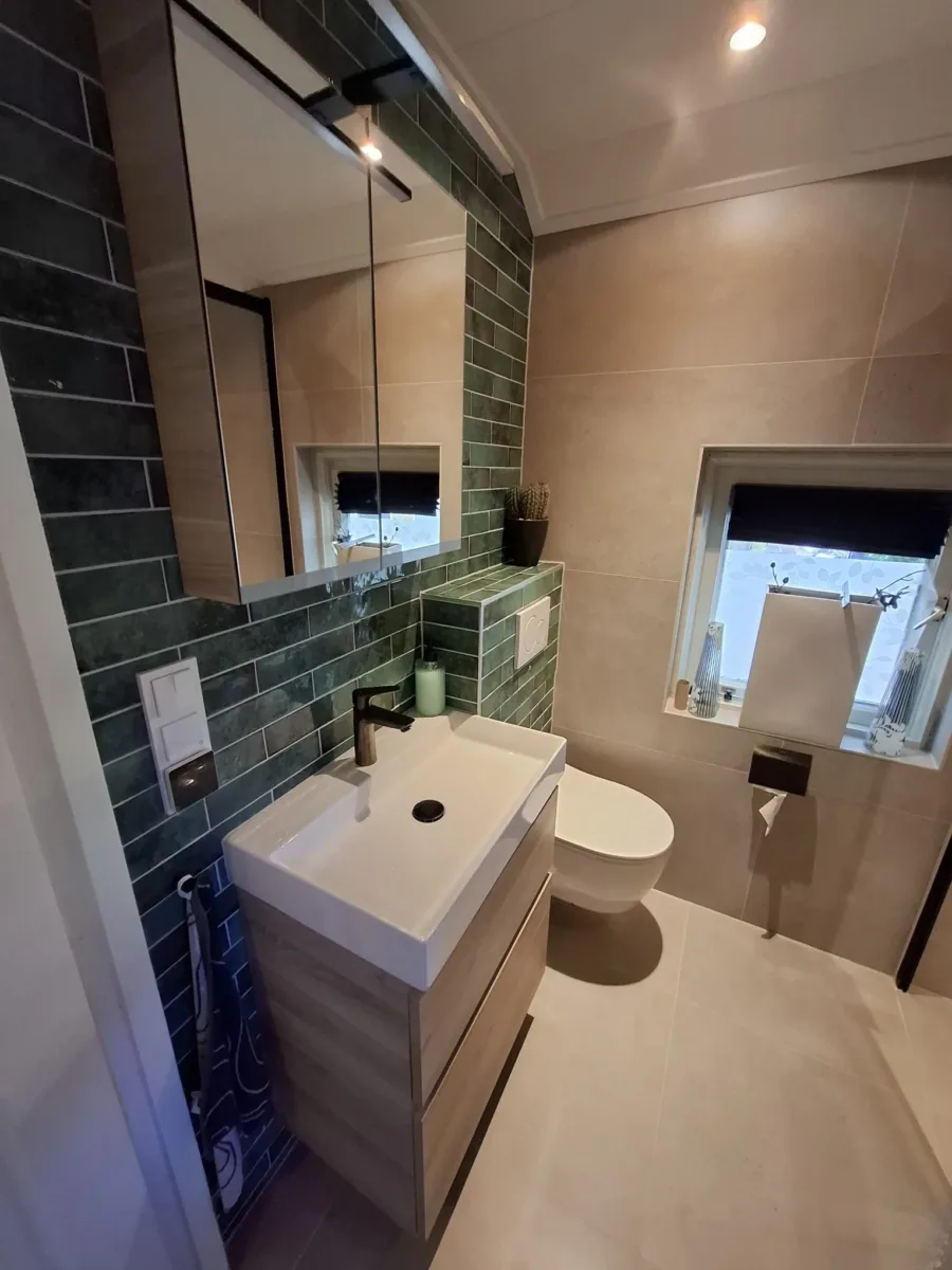 Badkamer met schuif-nisdeur met handdoekhouder – mozaïek – visgraat stijl – Veenendaal