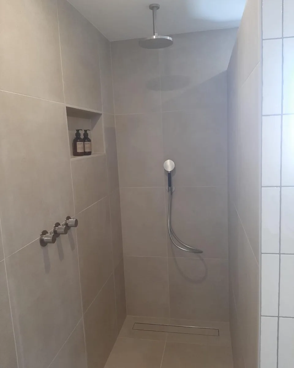 Cobber X kranen badkamer retro wandtegel 5 x 20 cm en stucwerk – mozaïek – visgraat stijl – Ede (foto 6)