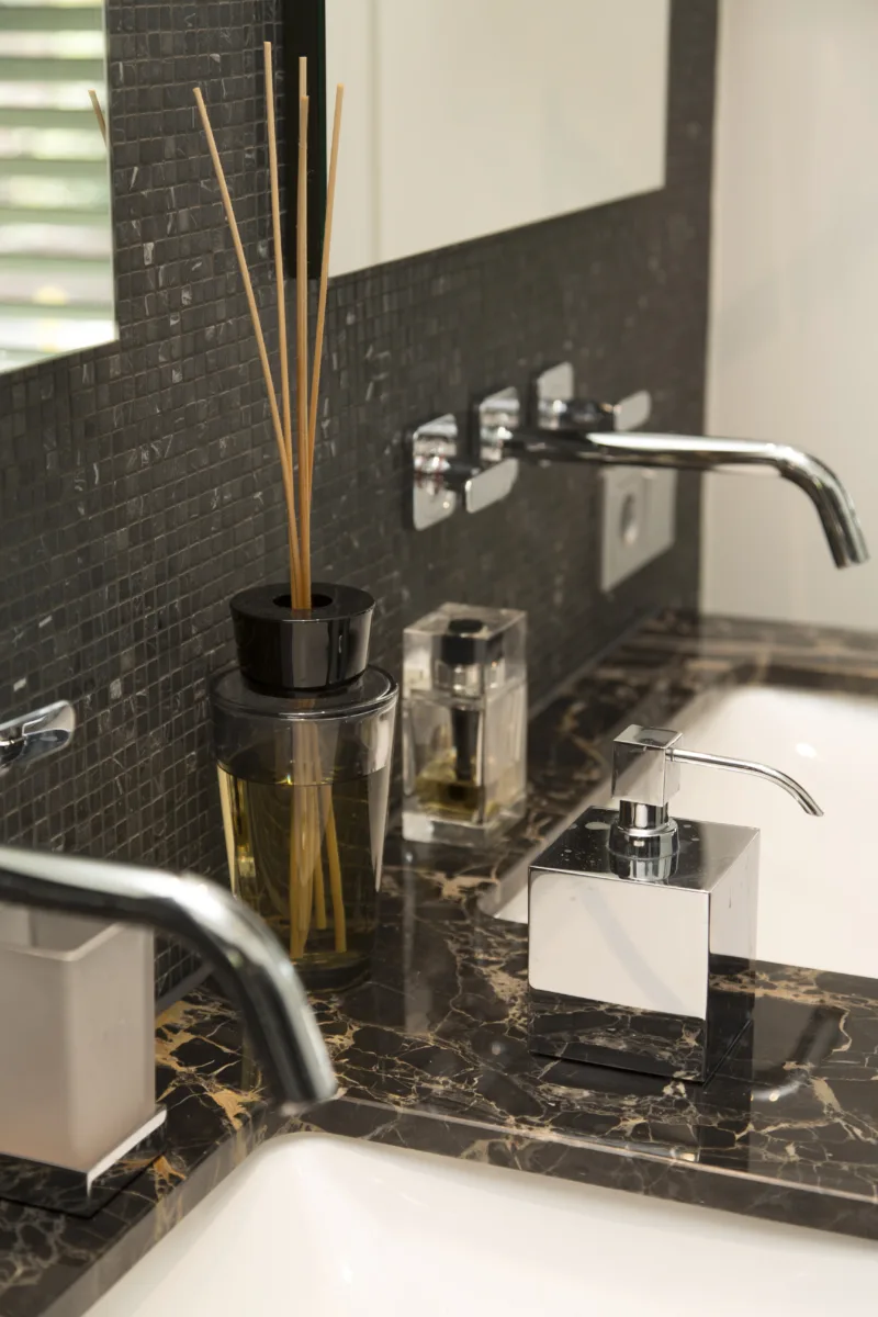 Badkamer in massief Portoro Gold marmer incl. sunshower – marmer stijl – Utrecht (foto 5)