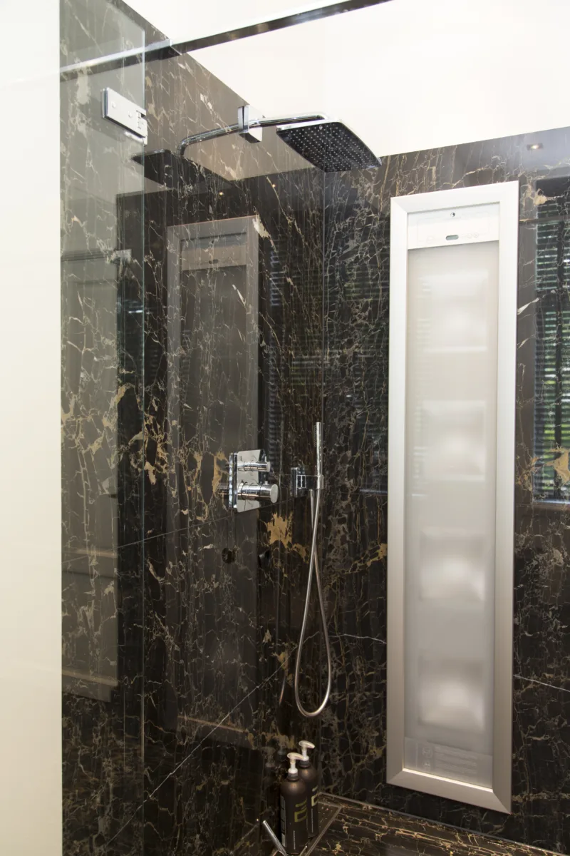 Badkamer in massief Portoro Gold marmer incl. sunshower – marmer stijl – Utrecht (foto 4)
