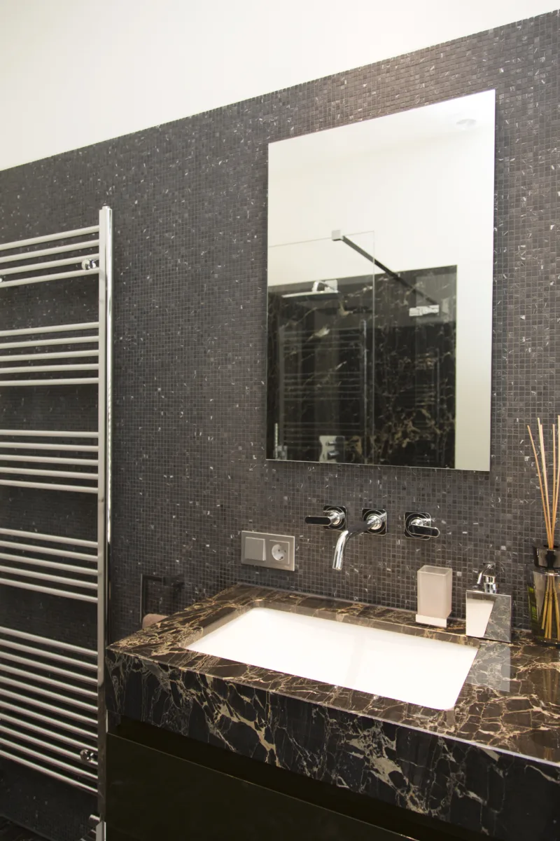 Badkamer in massief Portoro Gold marmer incl. sunshower – marmer stijl – Utrecht (foto 3)