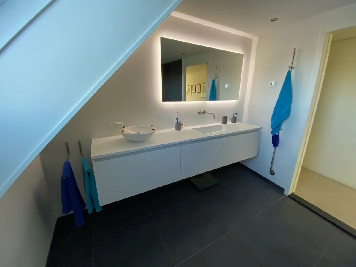 Badkamer met luxe rvs Vola kranen – modern stijl – Lienden