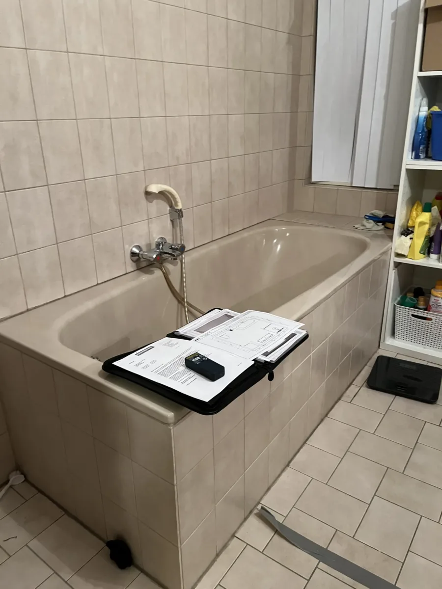 Badkamer met back to wall bad en wasmachine – modern stijl – Renkum (foto 16)