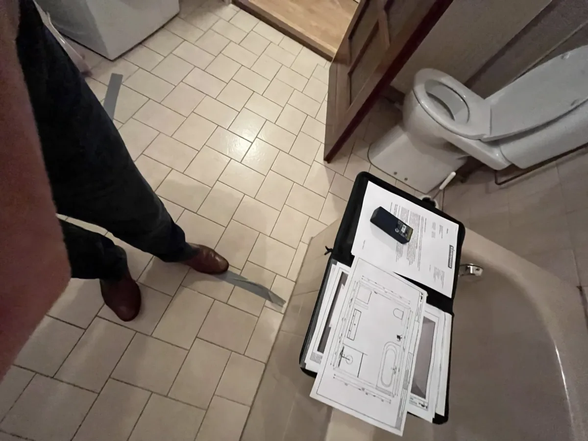 Badkamer met back to wall bad en wasmachine – modern stijl – Renkum (foto 15)