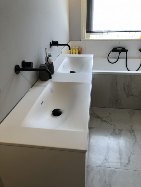 Badkamer met blauwstaal inloopdouche en Calacatta keramisch marmer – marmer stijl – Amsterdam (foto 3)