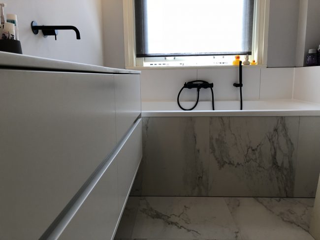 Badkamer met blauwstaal inloopdouche en Calacatta keramisch marmer – marmer stijl – Amsterdam (foto 5)