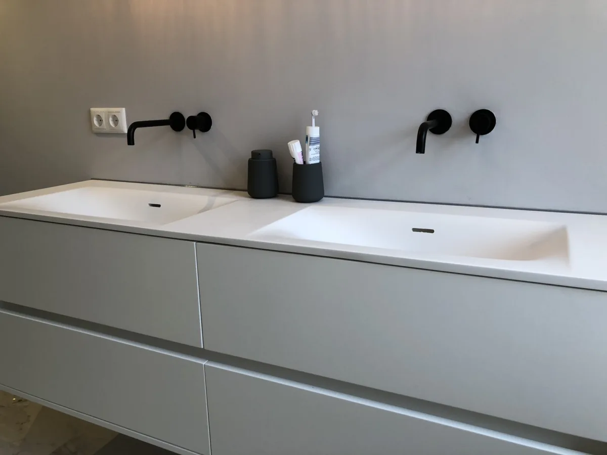 Badkamer met blauwstaal inloopdouche en Calacatta keramisch marmer – marmer stijl – Amsterdam (foto 4)