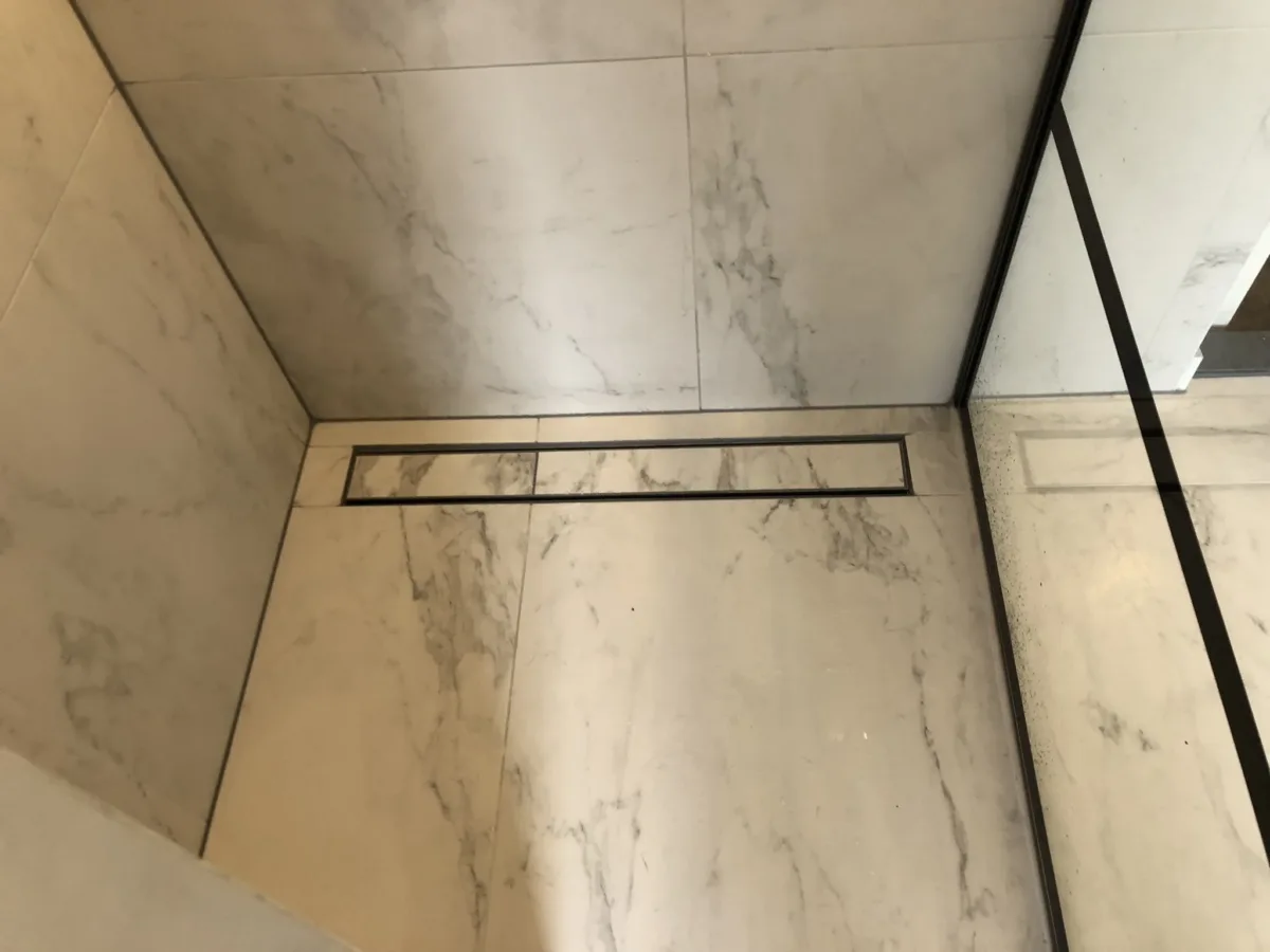 Badkamer met blauwstaal inloopdouche en Calacatta keramisch marmer – marmer stijl – Amsterdam (foto 6)