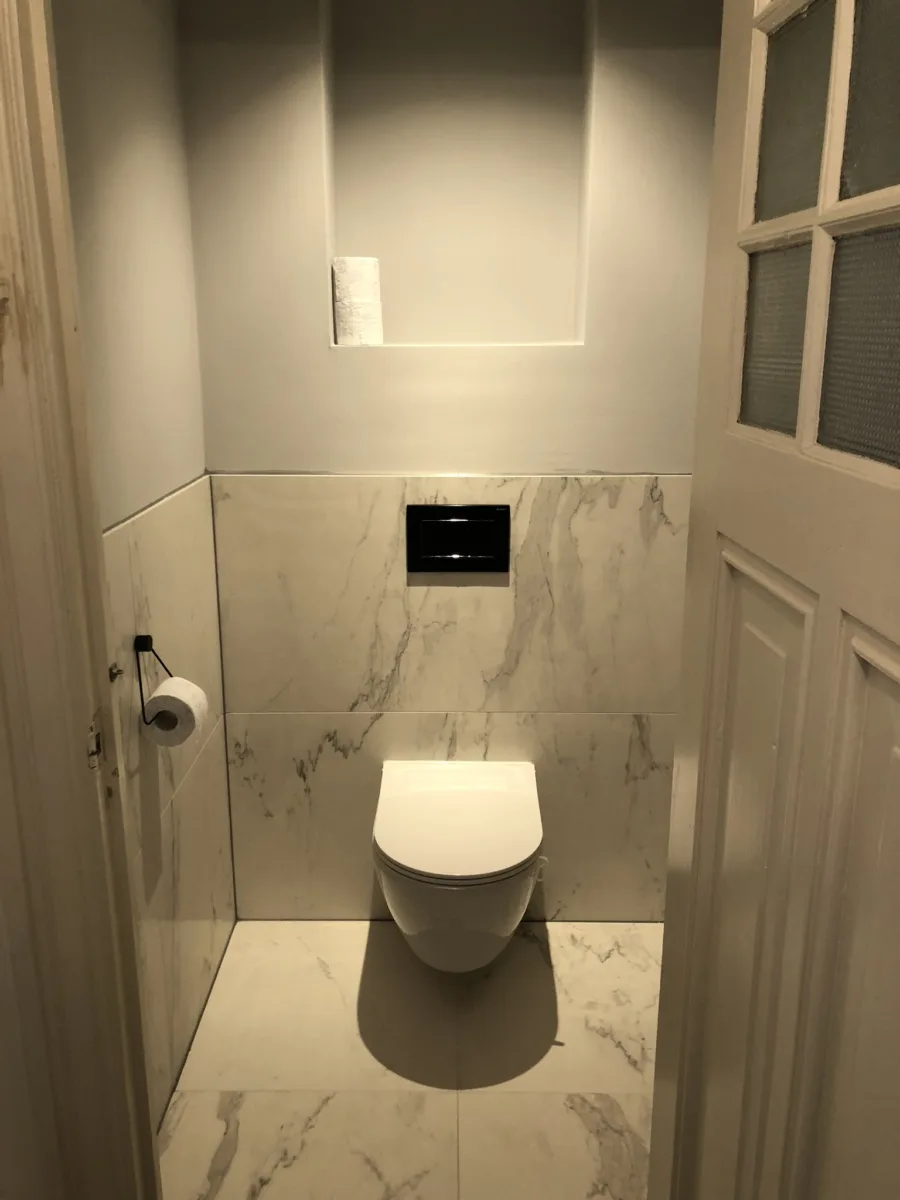 Badkamer met blauwstaal inloopdouche en Calacatta keramisch marmer – marmer stijl – Amsterdam (foto 8)