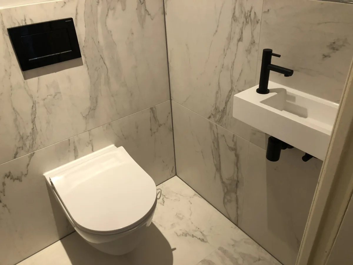 Badkamer met blauwstaal inloopdouche en Calacatta keramisch marmer – marmer stijl – Amsterdam (foto 7)