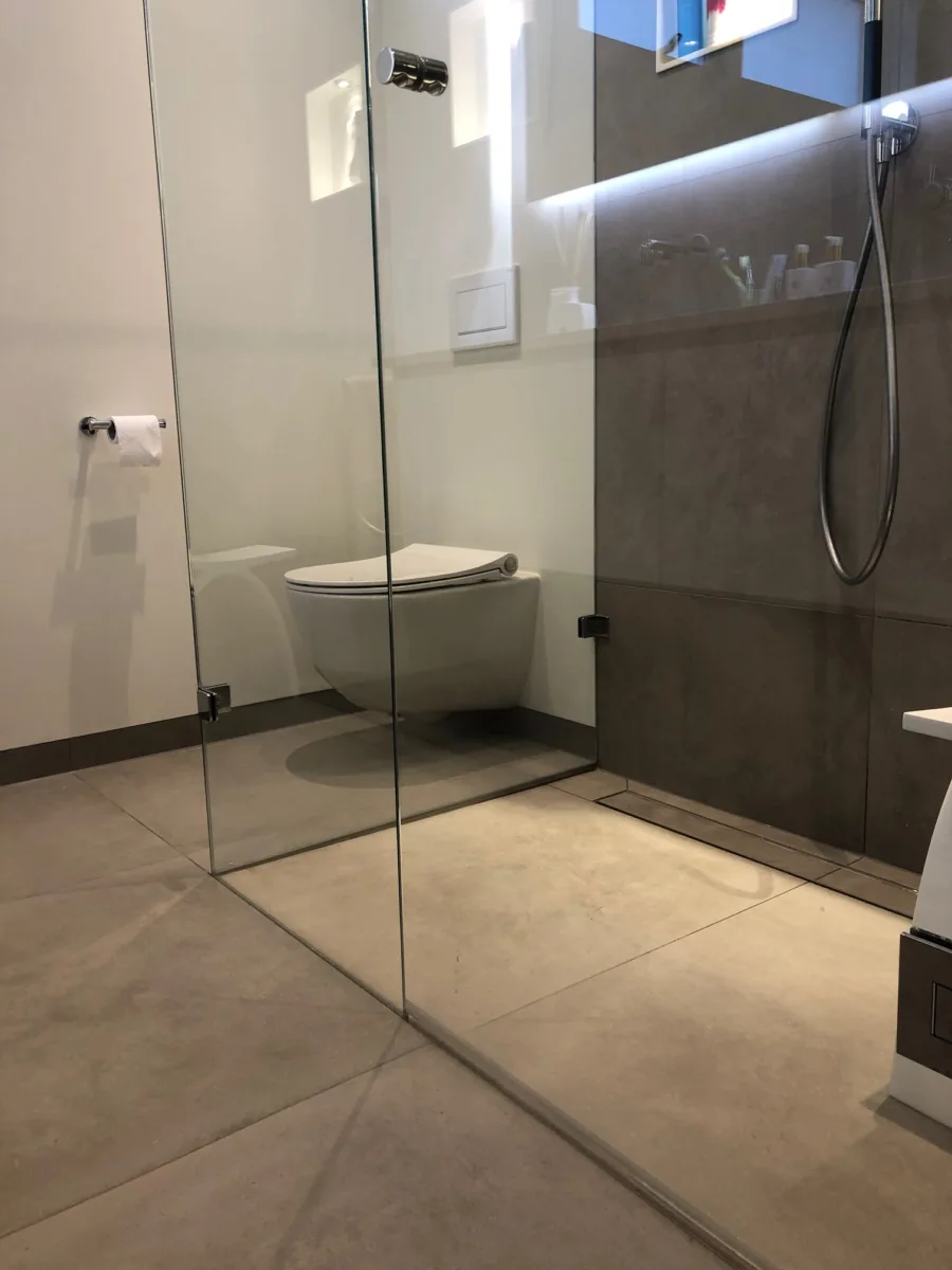 Greige badkamer met stucwerk – modern stijl – Amerongen (foto 16)