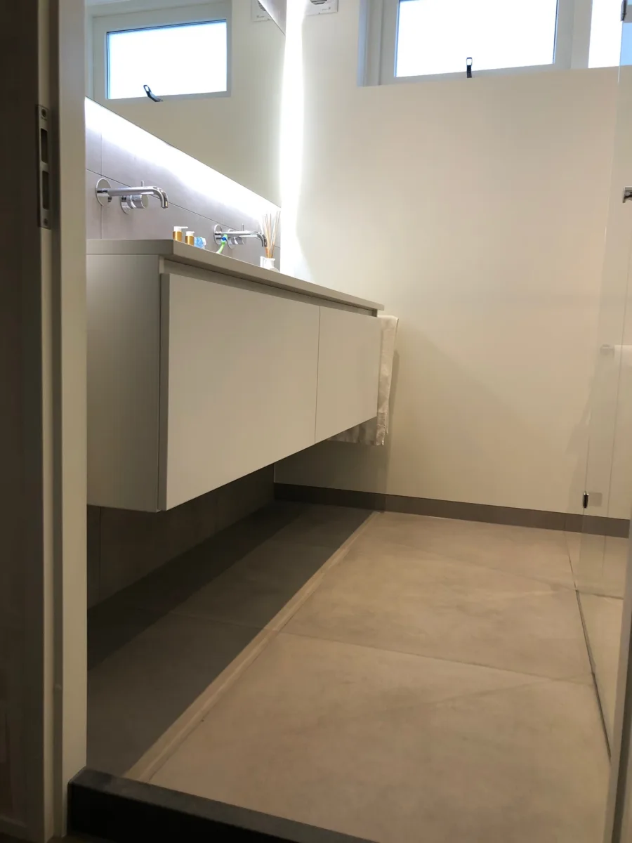Greige badkamer met stucwerk – modern stijl – Amerongen (foto 13)
