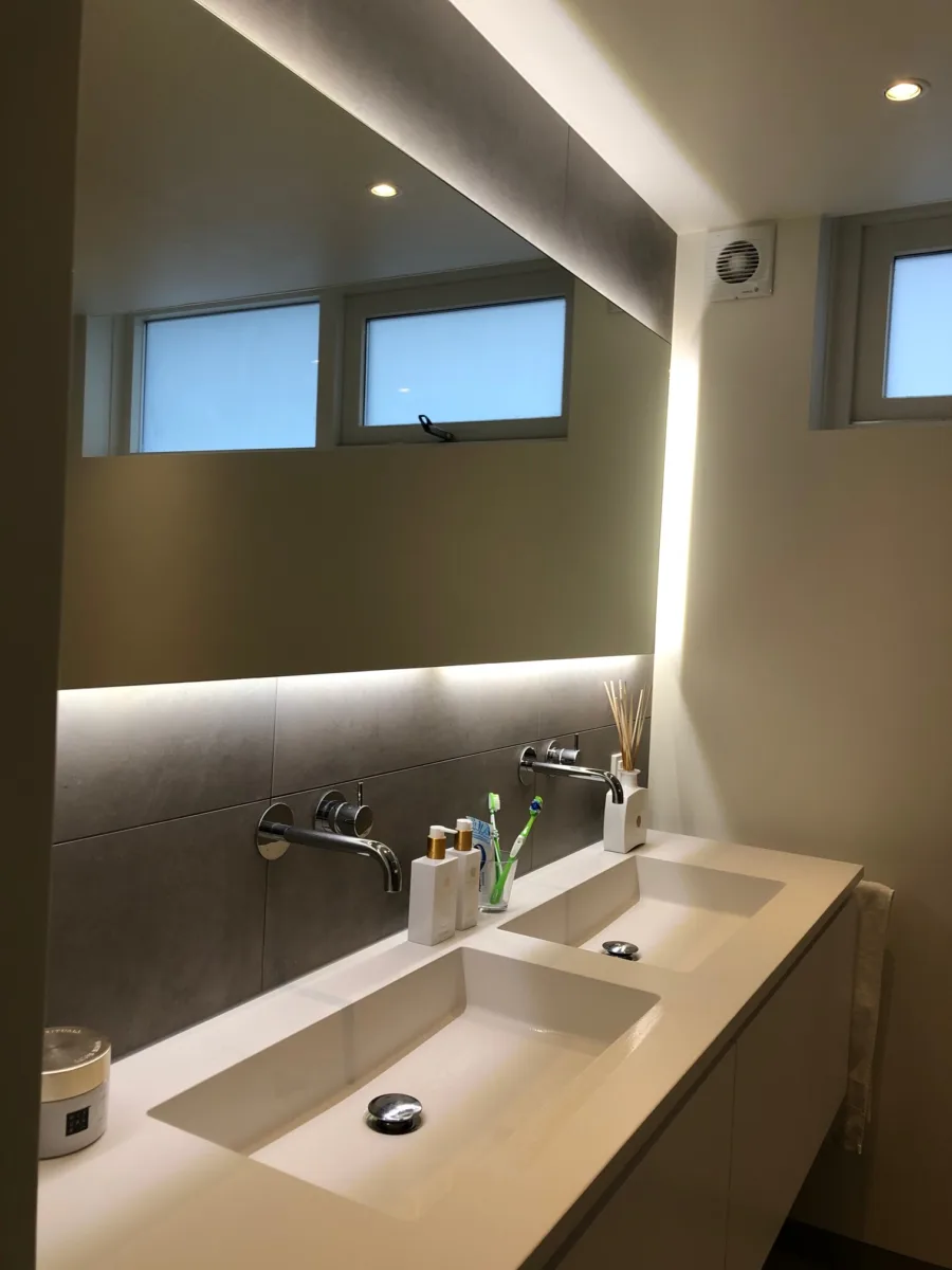 Greige badkamer met stucwerk – modern stijl – Amerongen (foto 17)