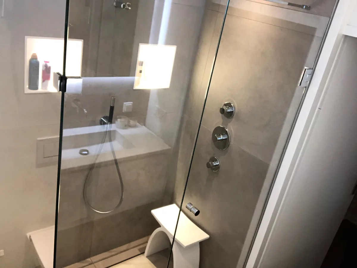 Greige badkamer met stucwerk – modern stijl – Amerongen (foto 12)