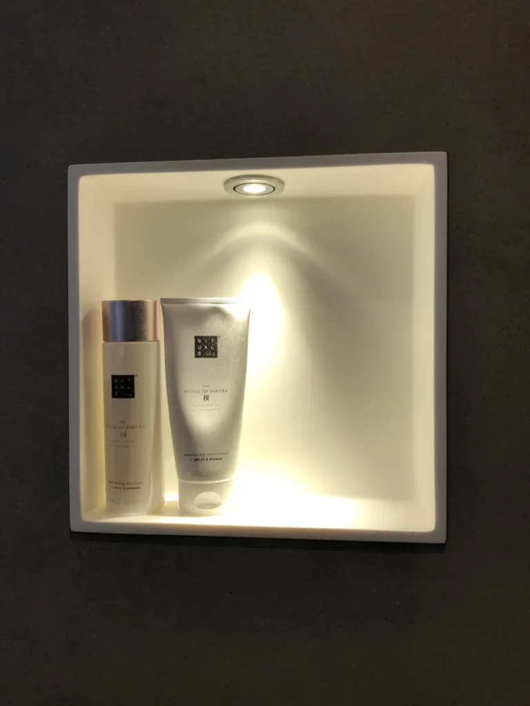 Greige badkamer met stucwerk – modern stijl – Amerongen