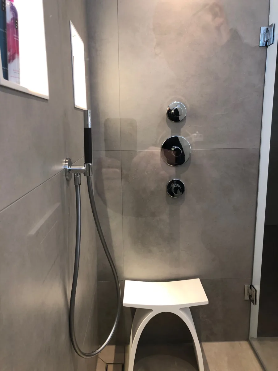 Greige badkamer met stucwerk – modern stijl – Amerongen (foto 4)