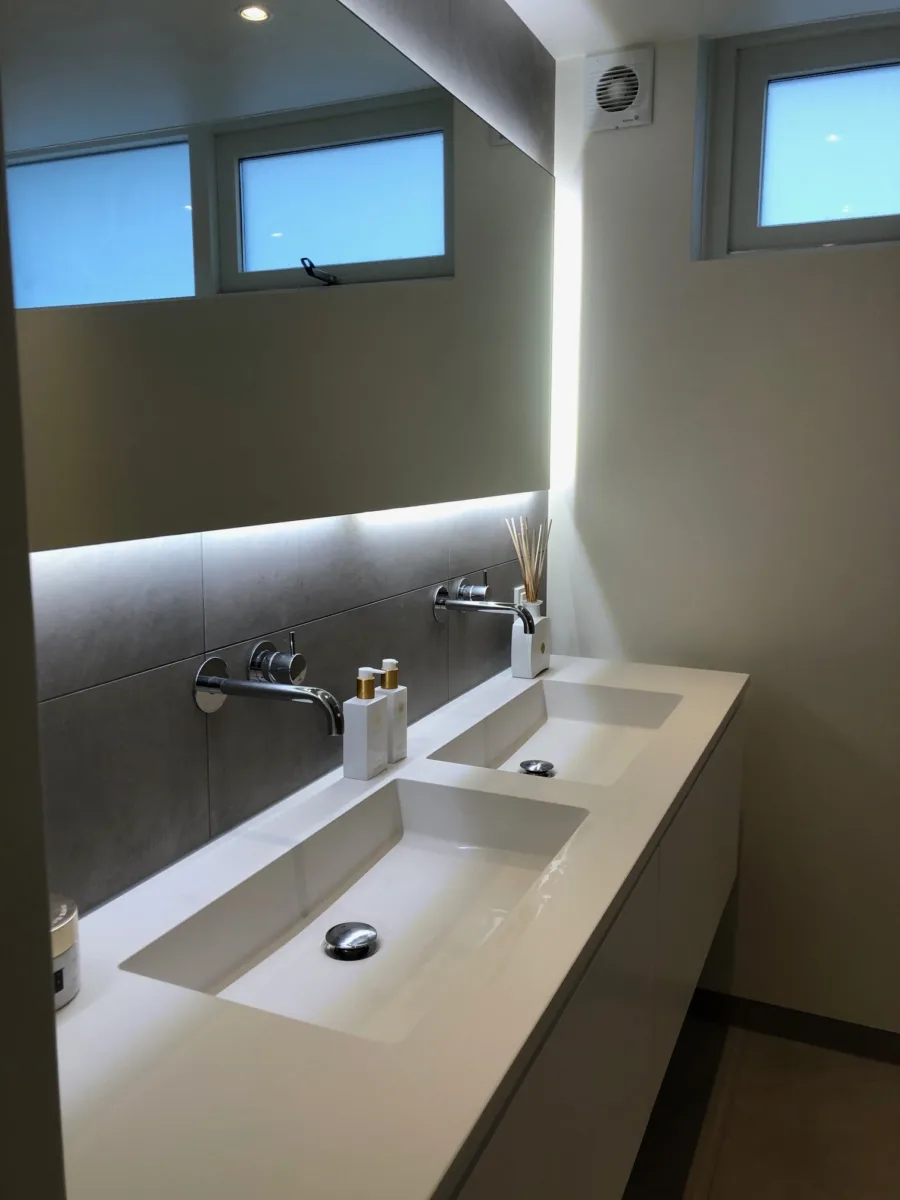 Greige badkamer met stucwerk – modern stijl – Amerongen (foto 2)