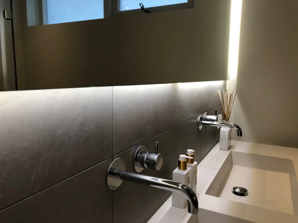 Greige badkamer met stucwerk – modern stijl – Amerongen