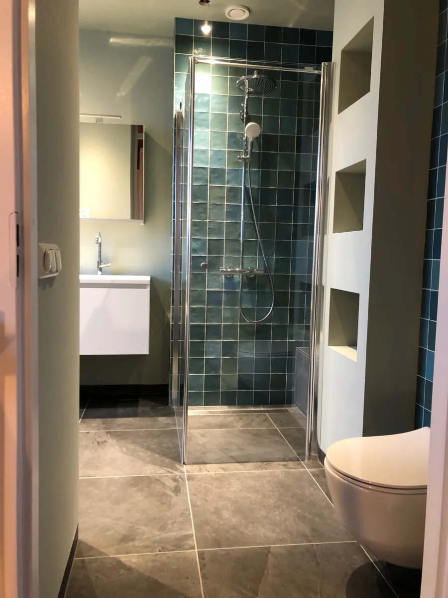 Sfeervol groen en stucwerk badkamer – mozaïek – visgraat stijl – Wageningen (foto 2)