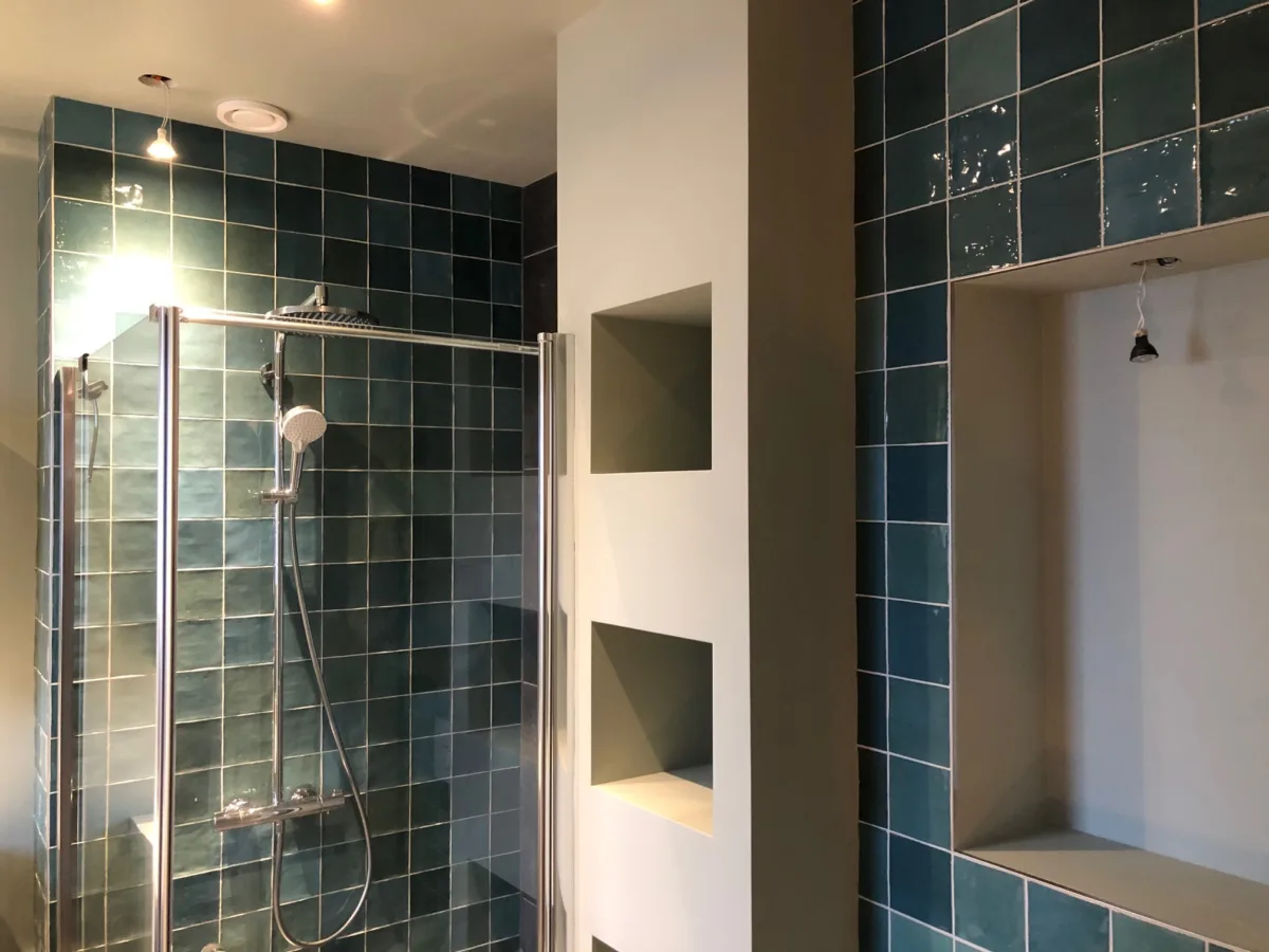 Sfeervol groen en stucwerk badkamer – mozaïek – visgraat stijl – Wageningen (foto 3)