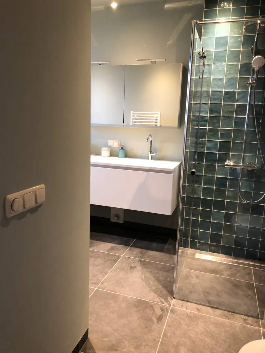 Sfeervol groen en stucwerk badkamer – mozaïek – visgraat stijl – Wageningen (foto 4)