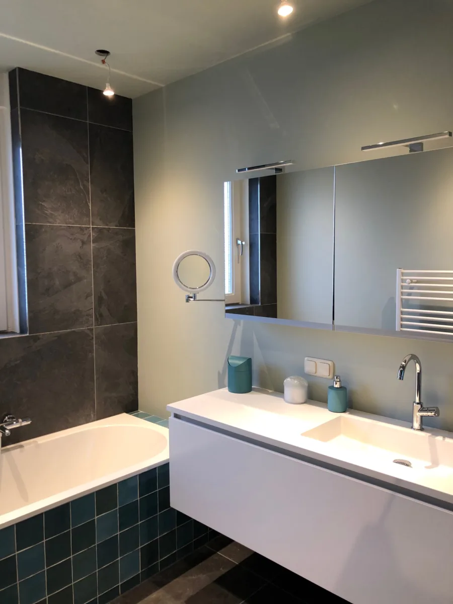 Sfeervol groen en stucwerk badkamer – mozaïek – visgraat stijl – Wageningen (foto 5)