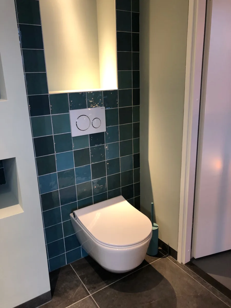 Sfeervol groen en stucwerk badkamer – mozaïek – visgraat stijl – Wageningen (foto 6)