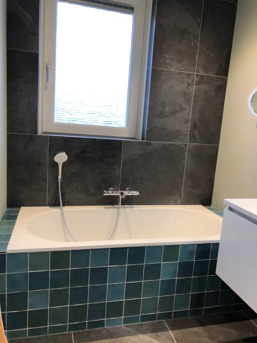 Sfeervol groen en stucwerk badkamer – mozaïek – visgraat stijl – Wageningen (foto 8)