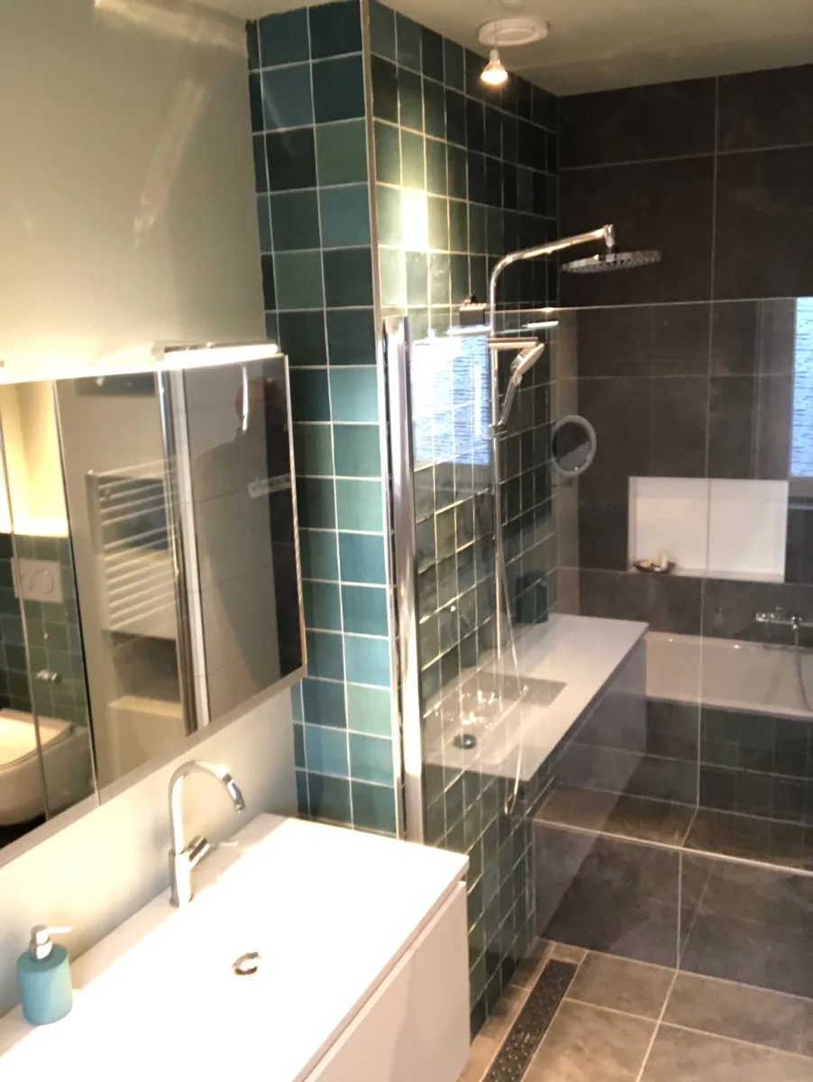Sfeervol groen en stucwerk badkamer – mozaïek – visgraat stijl – Wageningen (foto 9)