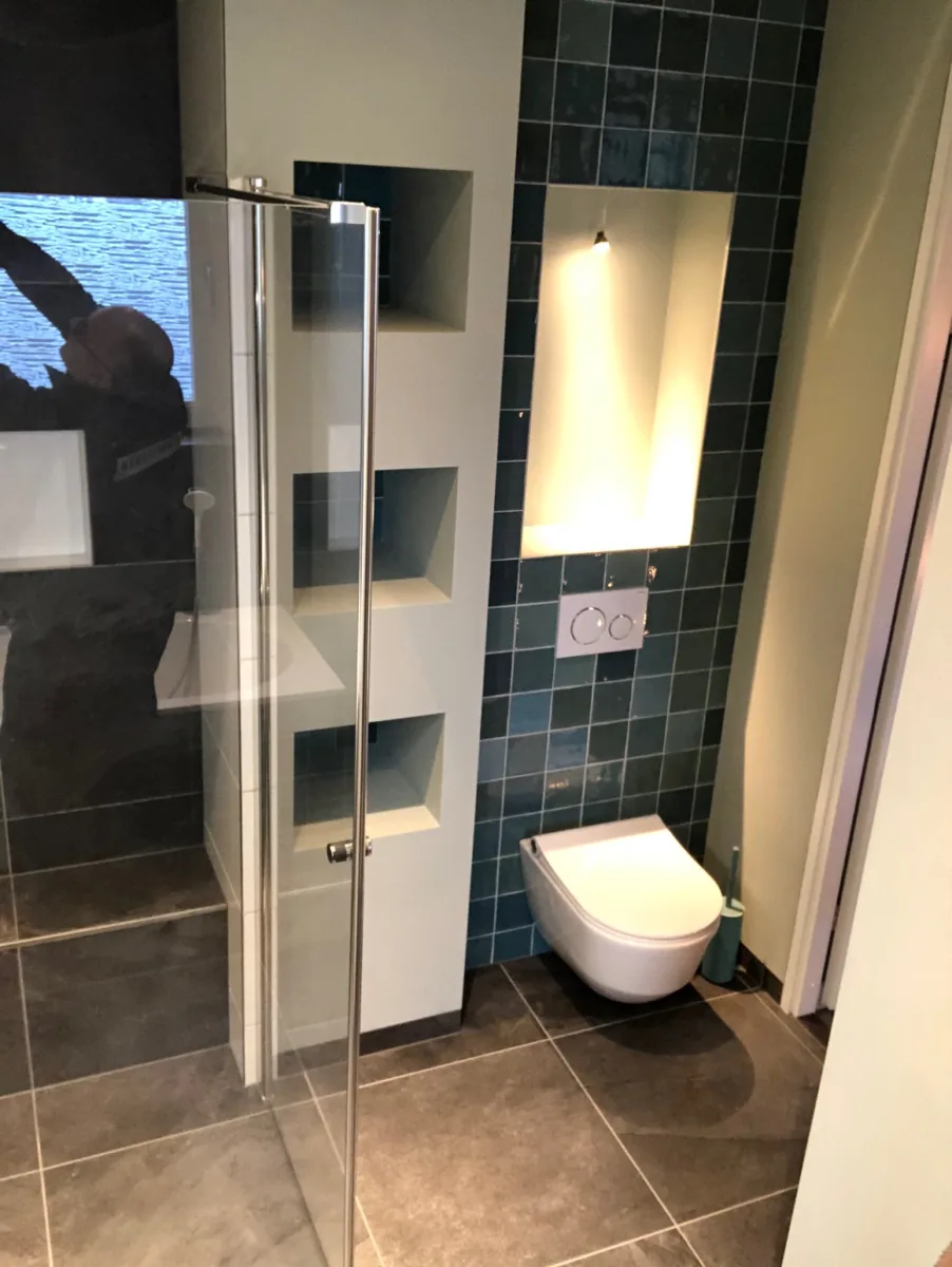 Sfeervol groen en stucwerk badkamer – mozaïek – visgraat stijl – Wageningen (foto 10)