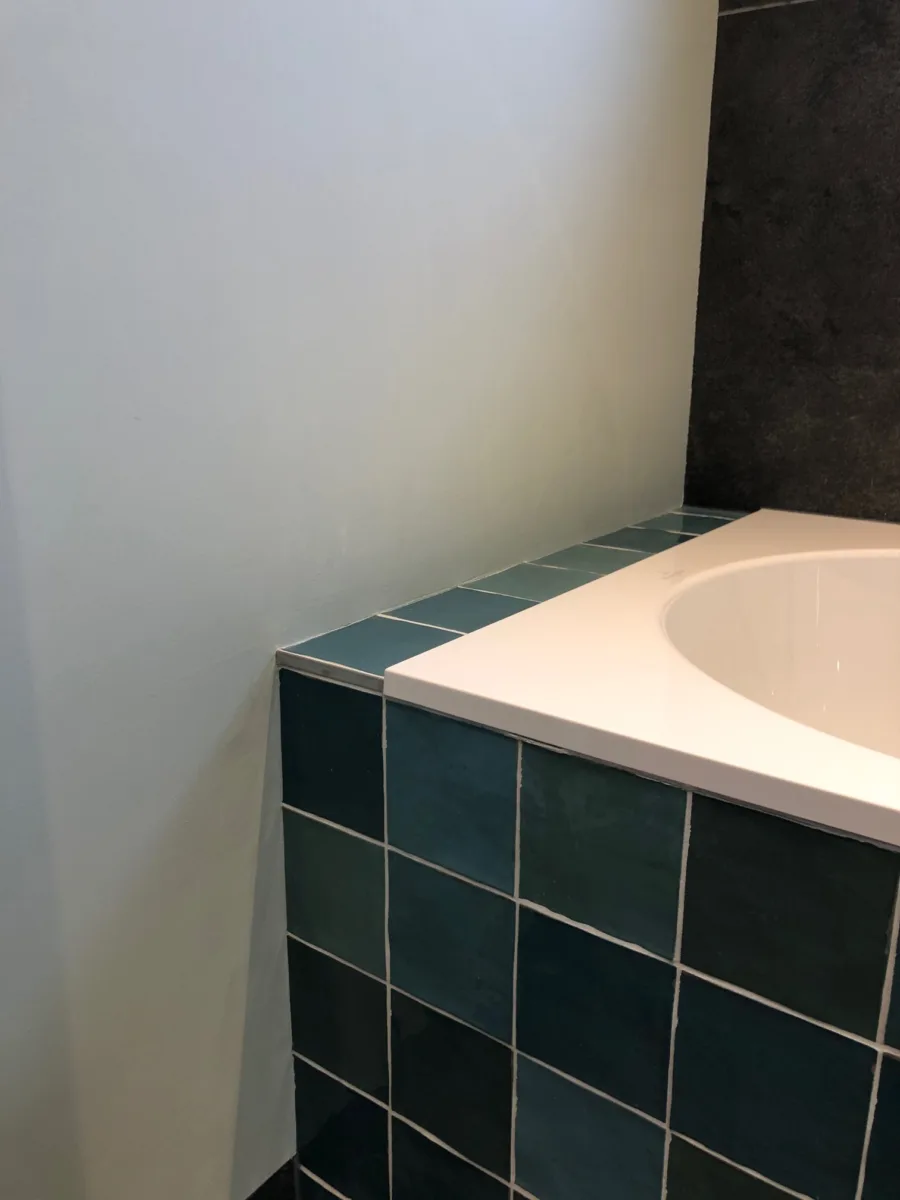 Sfeervol groen en stucwerk badkamer – mozaïek – visgraat stijl – Wageningen (foto 11)