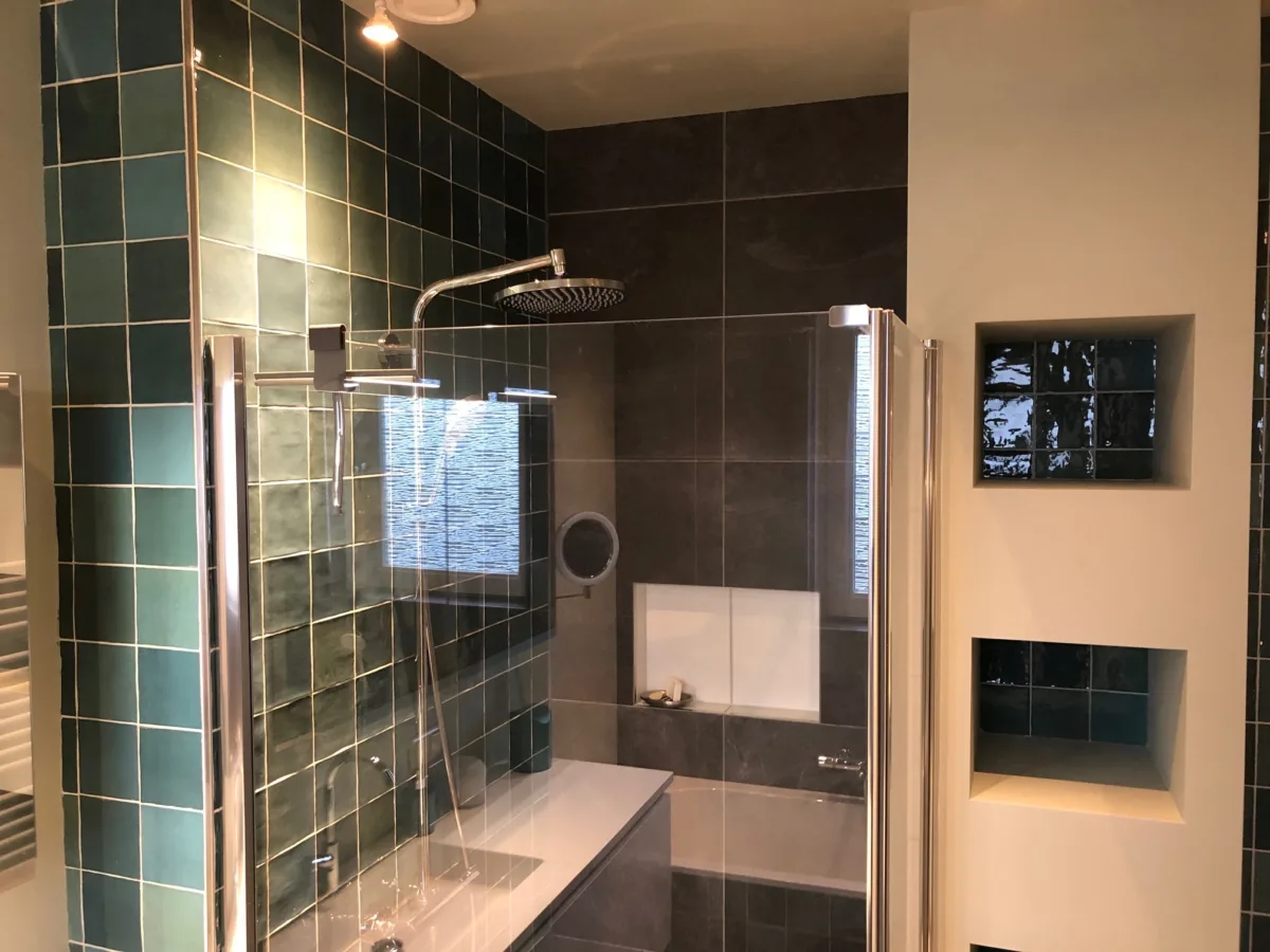 Sfeervol groen en stucwerk badkamer – mozaïek – visgraat stijl – Wageningen (foto 12)